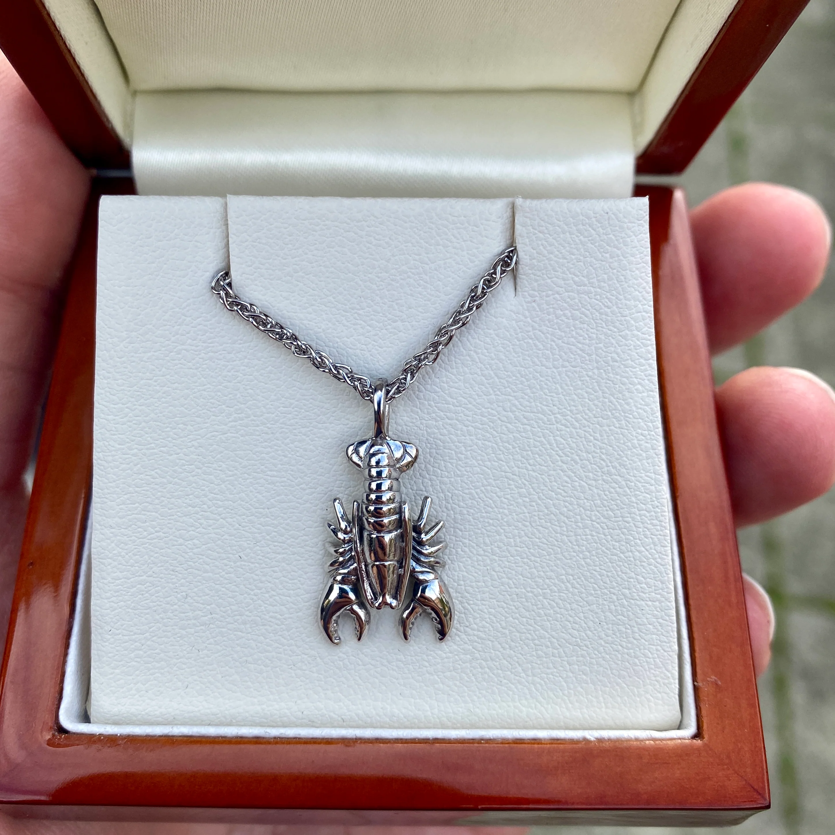 Lobster Necklace (18ct White Gold) - Image 2